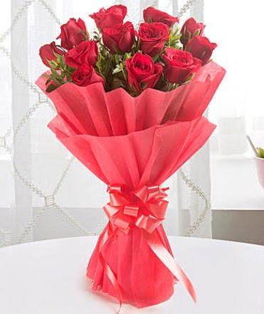 12 adet kırmızı gülden modern buket  Sinop hediye çiçek yolla 