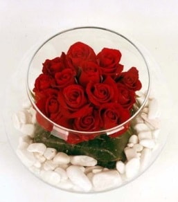 Cam fanusta 11 adet kırmızı gül  Sinop çiçekçi mağazası 